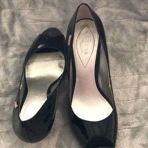 Black peep-toe patent leather pump